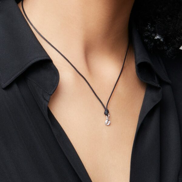 DMC0115_LETOS_DB0O2_100_Dodo_precious-letter-o-charm-white-diamonds-18k-white-gold.jpg