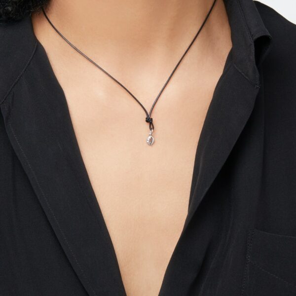 DMC0117_LETQS_DB0O2_100_Dodo_precious-letter-q-charm-white-diamonds-18k-white-gold.jpg