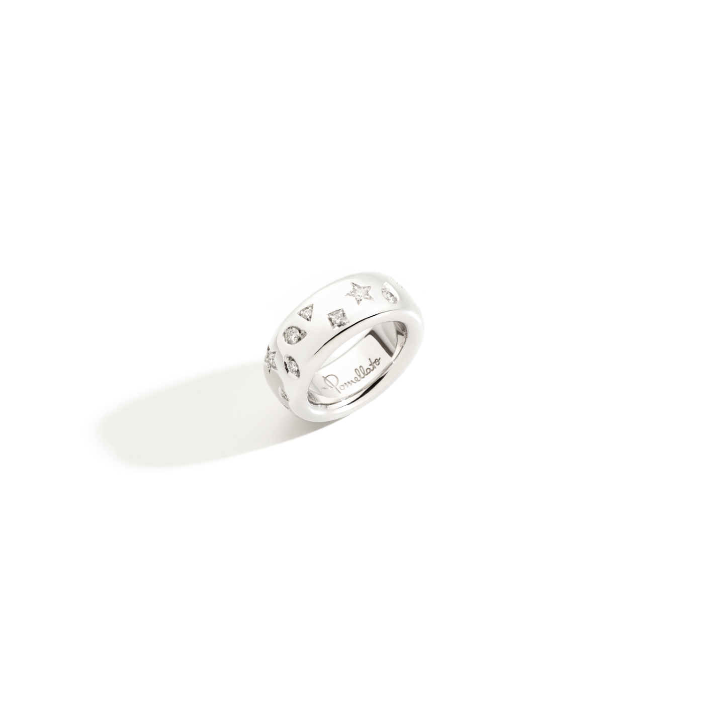 PA91060_O2WHR_DB000_010_Pomellato_ring-iconica-large-white-gold-18kt-diamond.png