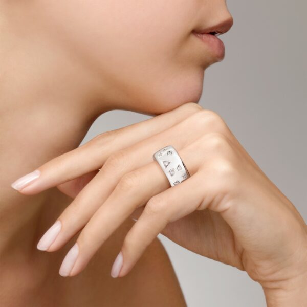 PA9106D_O2WHR_DB000_100_Pomellato_ring-iconica-maxi-white-gold-18kt-diamond.jpg