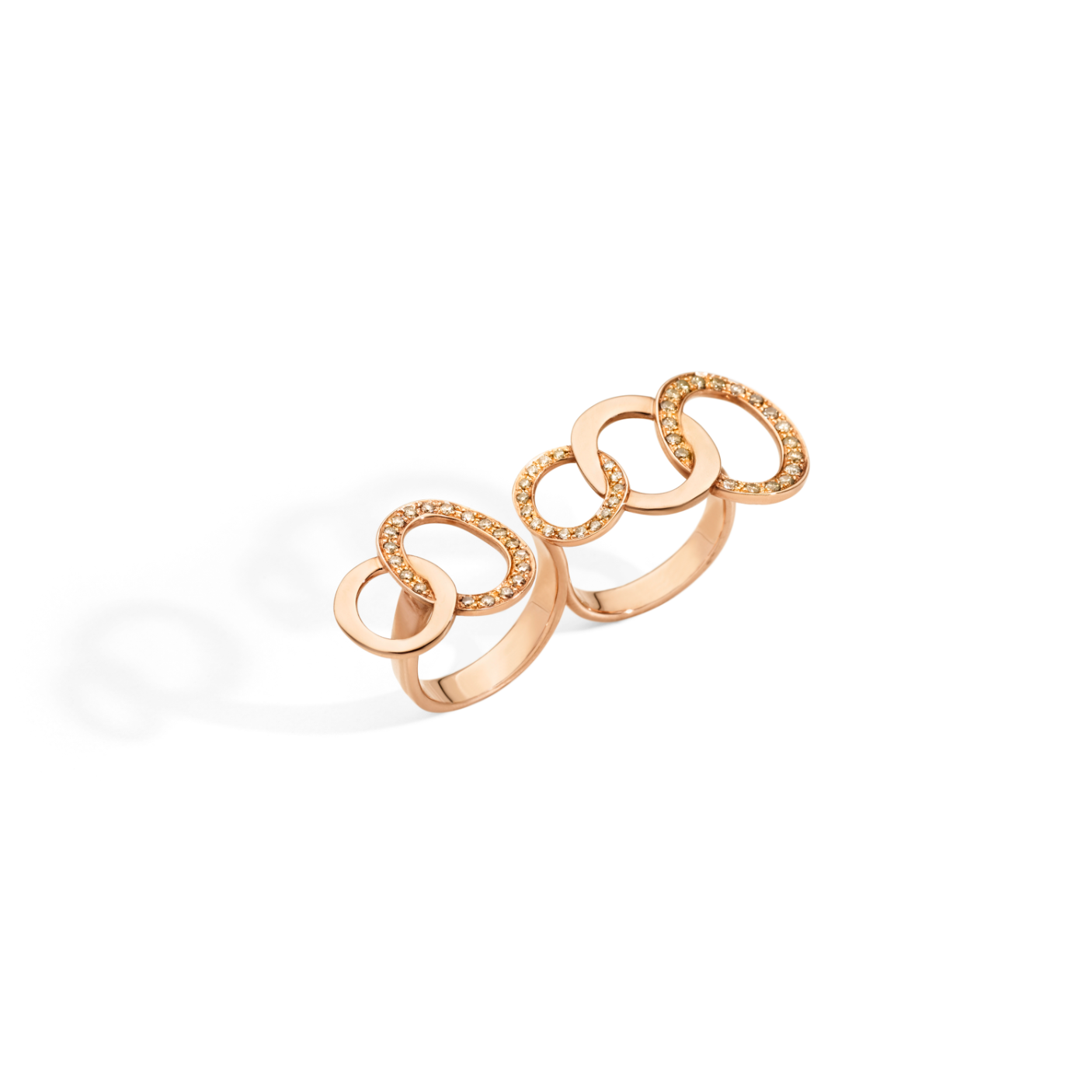 PAC0070_O7000_DBR00_010_Pomellato_brera-ring-between-two-fingers-rose-gold-18kt-brown-diamond.png