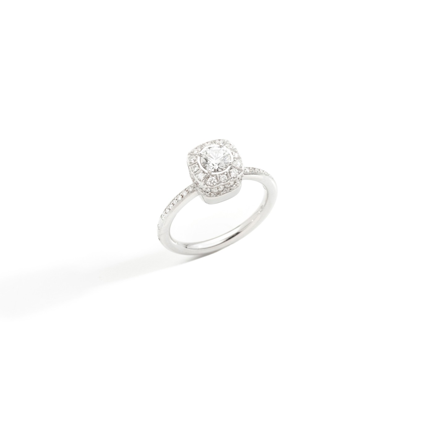 PAC2100_FBWHR_GV105_010_Pomellato_ring-nudo-petit-platinum-white-gold-18kt-diamond.jpg