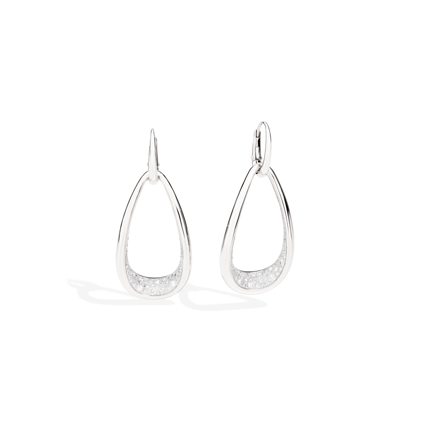 POC0091_O2WHR_DB000_010_Pomellato_fantina-earrings-white-gold-18kt-diamond.png